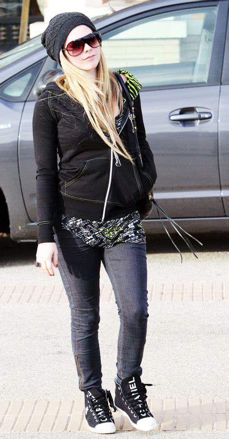 collezione chanel abito jeans avril lavigne|Avril Lavigne outfits.